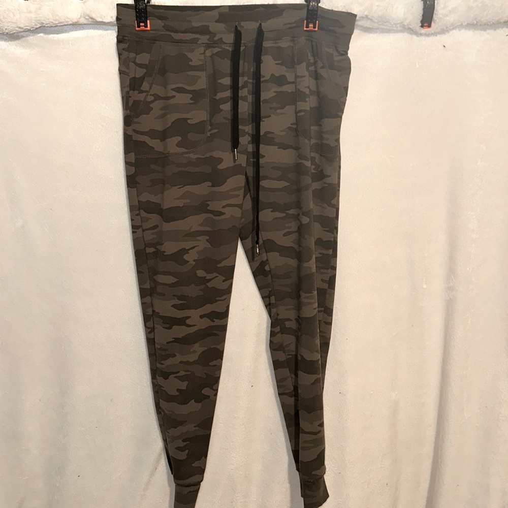 ZYIA camo joggers size large